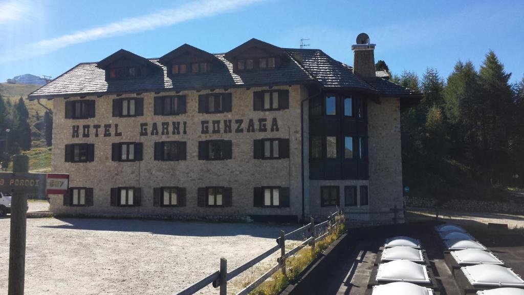 Hotel Garni Gonzaga Canazei Exterior photo